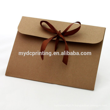 Paquet de papier d&#39;enveloppe de Brown Kraft avec le ruban